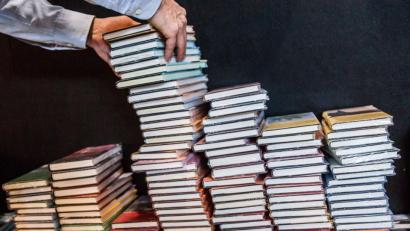 Bild: Frank Rumpenhorst/dpa
Bücherwürmer werden in Auerbach bald wieder mit Lesestoff versorgt.