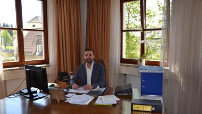 Bild: gi
Bürgermeister Armin Bulenda fühlt sich schon wohl an seinem neuen Arbeitsplatz im Moosbacher Rathaus.