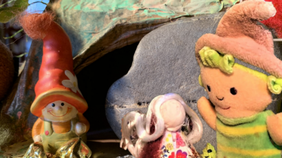 Bild: sei
Die Märchenfiguren wurden aus dem Keller geholt und restauriert und frisch bemalt und kamen jetzt in der Corona-Krise zu neuen Ehren.