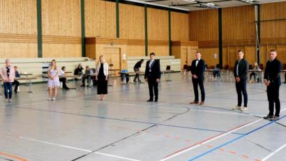 Bild: do
Rekordverdächtig ist die Anzahl der neuen Ratsmitglieder. Unser Bild zeigt sie zusammen mit Bürgermeister Edgar Knobloch.