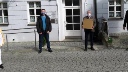 Bild: ubb
Lions-Präsident Albert Saller über (Zweiter von rechts) übergibt insgesamt 700 Schutzmasken an den Elisabethenverein. Darüber freuen sich stellvertretende Pflegedienstleiterin Christa Schmid, Geschäftsführer Rainer Schmid und Stadtfpfarrer Georg Flierl.