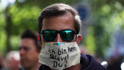Symbolbild: Christoph Soeder
Berlin hat es vorgemacht, in Weiden wird nun auch für mehr Freiheit in der Coronakrise und damit gegen Coronamaßnahmen demonstriert. Teils mit zweifelhaftem Hintergrund, meinen sieben Parteien der Stadt und üben scharfe Kritik.