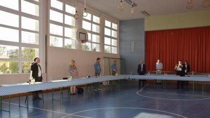 Bild: fla
Bürgermeister Josef Beimler vereidigt Marktrat Dr. Johannes Weig (links).