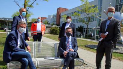 Bild: jrh
Die Macher der Tirschenreuther-Studie im Gespräch mit Oberpfalz-Medien: (von links): Bayerns Wissenschaftsminister Bernd Sibler, Landrat Roland Grillmeier, Vertreter des BRK, MdL Tobias Reiß und Professor Dr. Ralf Wagner.