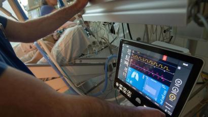 Bild: Marijan Murat/dpa
Corona-Patienten mit schweren Krankheitsverläufen müssen auf der Intensivstation Spezialgeräten behandelt werden.