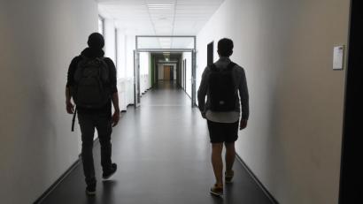 Bild: Gabi Schönberger
1,5 Meter Abstand. So viel muss zwischen den einzelnen Schülern sein, wenn sie wieder zurück an die Schule kommen. Doch umso mehr Schüler wieder im Schulhaus sind, umso schwieriger wird es, solche Konzepte umzusetzen.