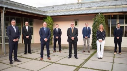 Bild: bnr
In der konstituierenden Sitzung vereidigte Bürgermeister Richard Tischler (Vierter von rechts) die sieben neuen Stadtratsmitglieder. Dies sind (von links): Sven Ost, Wolfgang Lotter, Eduard Maier, Bastian Lobinger, Jörg Irlbacher, Daniela Kielhorn und Peter Mertins.