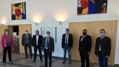 Bild: phs
Leider kann der Kreisverband des Bayerischen Gemeindetags sein neues Gesicht nicht zur Gänze zeigen. An der Spitze steht künftig Karlheinz Budnik (Mitte) als Nachfolger von Rupert Troppmann (Zweiter von links).
