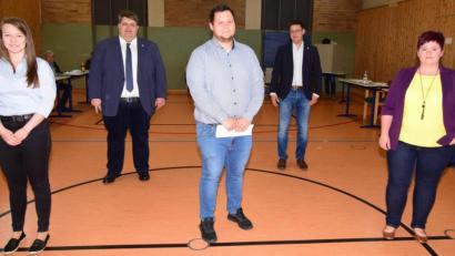 Bild: i no
In der konstituierenden Sitzung des Illschwanger Gemeinderats wurden Selina Donhauser, Christopher Herzog und Stefanie Roth (vorne, von links) als neue Räte vereidigt. Im Hintergrund die Bürgermeister Dieter Dehling und Benjamin Hiltl.