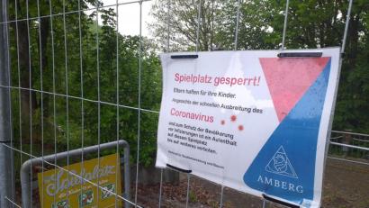 Bild: tk
Seit Mittwoch dürfen Kinder wieder auf Spielplätze – nicht aber auf diesen an der Friedlandstraße. Und das dauerhaft. Schuld ist der Eichenprozessionsspinner.