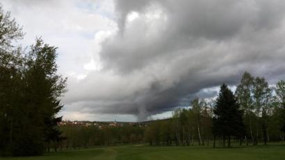 Bild: as
Die dunklen Wolken über dem Golfclub Stiftland verziehen sich bald. Die Anlage bei Bad Neualbenreuth (im Hintergrund) darf ab Montag wieder geöffnet werden.