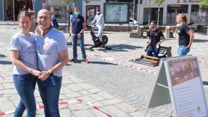 Bild: Hirsch
Bei ihrer Aktion auf dem Marktplatz machten die Betreiber der Tanzschule und des Fitness-Studios auf die ihrer Ansicht nach herrschende Ungleichbehandlung aufmerksam.