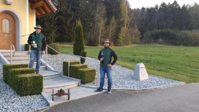 Bild: gz
Mit einen symbolischen Böllerschuss aus der kleinen Kanone und einem Prosit mit Kommunbier grüßte Böllervizechef Thomas Ziegler mit Festleiter und Vizeschützenmeister Markus Werner (rechts) in der Videobotschaft die Schützenwelt in Bayern.