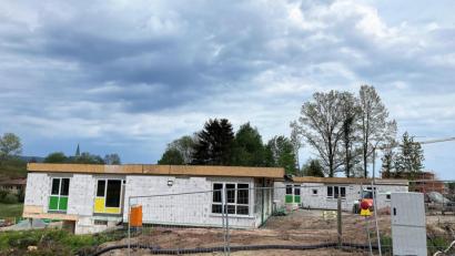 Bild: stg
Die Bauarbeiten für Kindergarten und Kinderkrippe an der Berndorfer Straße liegen im Plan, zum neuen Kindergarten-Jahr soll der Betrieb bereits starten