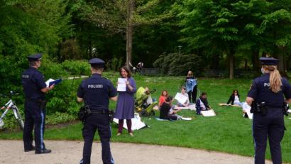 Bild: Kunz
Polizeibeamte achten im Max-Reger-Park auf die Einhaltung der Abstandsregeln.
