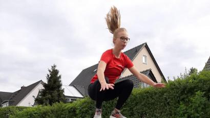 Bild: sne
Ronja Melzner hält sich im eigens aufgestellten Parcours fit, solange die Leichtathletikanlage geschlossen ist.