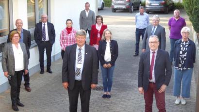 Bild: fsb
In gebührendem Abstand voneinander stellen sich die Gemeinderatsmitglieder der neuen Wahlperiode und Bürgermeister Schregelmann (Mitte) vor.