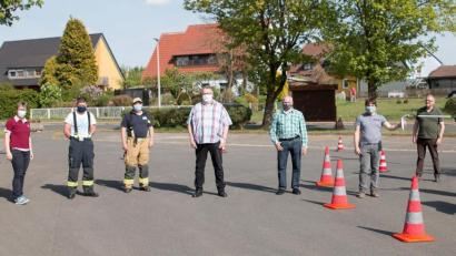 Bild: Simon Ertl/exb
Dritter Bürgermeister Reinhard Naber (von links), Bürgermeisterin Marion Höcht, Kommandant Thomas Busch (Thumsenreuth), Kommandant Markus Krenkel (Krummennaab), SPD-Fraktionssprecher Wolfgang Bauer, FWG-Fraktionssprecher Rainer Schwingshandl, CSU-Fraktionssprecher Andreas Heinz, Zweiter Bürgermeister Herbert Mattes, Feuerwehrfrau und Gruppenführerin Michaela Adam.
