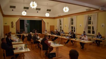 Bild: szl
Ausführlich diskutierte das neue Gremium über die Geschäftsordnung für den Stadtrat Bärnau. Im speziellen ging es um die Teilnahme bei öffentlichen Veranstaltungen sowie eine begrenzte Redezeit in Diskussionen sowie das Ende einer Sitzung um 22.30 Uhr.