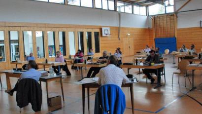 Bild: sche
In Zeiten von Corona ein alltägliches, aber dennoch ungewohntes Bild: Bei der letzten Sitzung der abgelaufenen Legislaturperiode tagt der Gemeinderat in der Schulturnhalle der Grund- und Mittelschule Freudenberg. 	Bild: sche