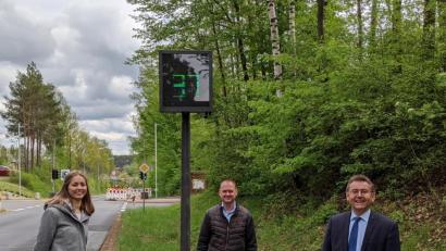 Bild: wec
Josef Gilch bei seiner letzten Amtshandlung als Bürgermeister von Ebermannsdorf (rechts), mit Nachfolger Erich Meidinger und Susanne Michallok.