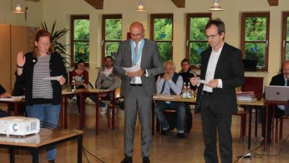 Bild: pko
Bürgermeister Maximilian Beer (Mitte) vereidigt die beiden neuen Markträte Christina Ziereis (links) und Josef Ruider.