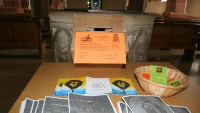 Bild: gpa
Auch wenn die Altötting-Wallfahrt abgesagt ist: In der Eschenbacher Stadtpfarrkirche können Gläubige ihre Anliegen auf Zetteln eintragen, die dann zum Gnadenbild der Muttergottes in Altötting gebracht werden.