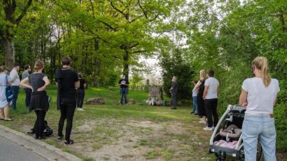 Bild: exb
Vertreter von PunK e. V. und der Gewerkschaft Verdi erinnerten an der Gedenkstätte für sowjetische Kriegsgefangene bei einer Mahnwache an die Befreiung.