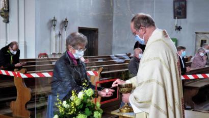 Bild: ubb
Sicherer gegen die Ansteckungsgefahr geht es wohl nicht: Pfarrer Markus Nees hat sich für die Hostienverteilung in de Wiesauer Pfarrkirche St. Michael einen Sichtschutz mit Ausgabeschlitz besorgt, wie er auch im Kölner Dom oder anderen großen Gotteshäusern nun angewandt wird.