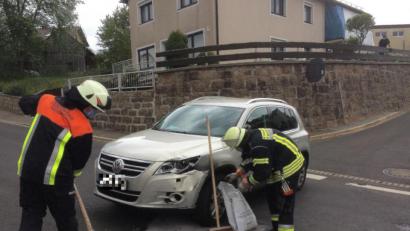 Bild: wro
Der Fahrer dieses Autos hatte den vorfahrtsberechtigten Motorradfahrer auf der Wiesauer Straße übersehen.