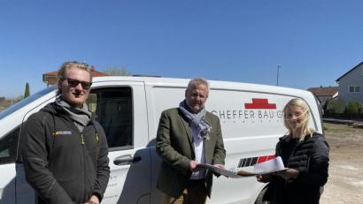 Bild: exb/Maria Schuierer
Oberbürgermeister Andreas Feller ließ sich von den beiden Geschäftsführern Ina Scheffer (rechts) und Paul Scheffer (links) das geplante Bauvorhaben für 22 Wohnungen in Dachelhofen erläutern.