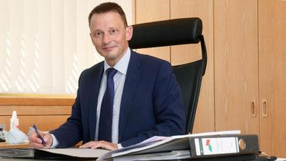 Bild: Gabi Schönberger
Auf dem neuen Platz, dem Stuhl des Oberbürgermeisters, hat Jens Meyer inmitten von Ordnern, Desinfektionsmittel und Mundschutz schon Platz genommen. Am Dienstag, 12. Mai, startet er auch in ein neues Lebensjahr. Er wird 50.