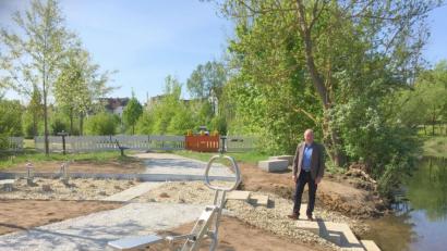 Bild: eik
Fast hätte er Schuhe und Strümpfe ausgezogen, um die Treppen in die Vils gleich auszuprobieren: Bürgermeister Roland Strehl im neu gestalteten Bereich der Vilsauen in Kümmersbruck.