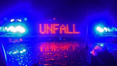 Bild: Stefan Puchner/dpa
Zu einem Unfall auf regennasser Fahrbahn kam es am Sonntagabend auf der Staatsstraße 2120. Eine Motorradfahrerin wurde dabei laut Polizei mittelschwer verletzt.