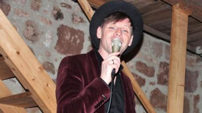 Bild: stg
Auf der Bühne wird man Markus Engelstädter - hier bei einem Auftritt im vergangenen Jahr - in nächster Zeit wohl nicht erleben können, dafür kann sich der Familienvater derzeit intensiv seinem Hausbau in Zessau widmen. .