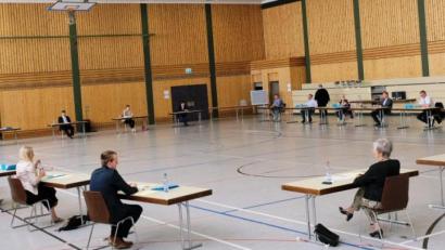 Bild: do
Der Corona-Infektionsschutz offenbart groteske Situationen. In der riesigen Stadthalle gleicht die Sitzordnung für die erste Ratssitzung der neuen Wahlperiode einer fast schon internationalen Konferenz.
