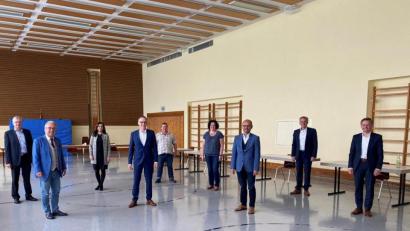 Bild: exb
Die CSU hat mit Bernd Sommer (Vierter von links) einen neuen Fraktionsvorsitzenden. Dazu gratulierten (von links) Johannes Reger, Toni Dutz, Fraktionsgeschäftsführerin Margit Bayer, Markus Übelmesser, Tina Zeitler, Alfred Scheidler, Landrat Roland Grillmeier und Landtagsabgeordneter Tobias Reiß.