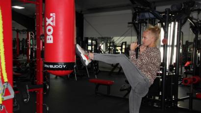 Bild: kro
Das "Powerfit" in Tirschenreuth öffnet nur kurz für ein Pressefoto: Fitness-Trainerin Tina Seitz kickt mit voller Power gegen einen Boxsack.