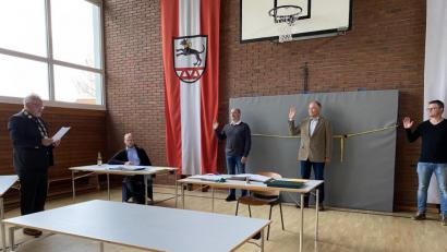 Bild: Eichl
Bürgermeister Rudolf Schopper (links) vereidigt die neuen Gemeinderäte Thomas Mathes, Gerhard Wührl und Franz Fütterer (von rechts); mit im Bild der Geschäftsstellenleiter der Verwaltungsgemeinschaft Neustadt/WN, Matthias Kneidl.