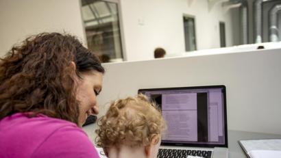 Bild: Neuber/OTH Amberg-Weiden/exb
Ein Teilzeitstudium ist für diejenigen eine Alternative, die neben dem Beruf oder Betreuungsaufgaben, wie der Betreuung von Kindern, studieren möchten.