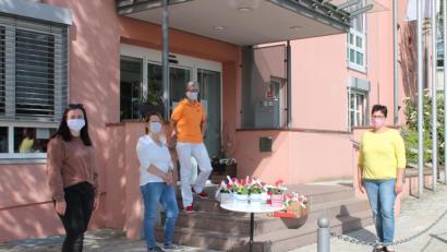 Bild: exb
Der Kindergarten St. Marien brachte kleine Geschenke ins Seniorenheim.