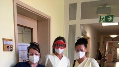 Bild: exb
Die Pflegekräfte leisten seit Wochen unter erschwerten Bedingungen wertvolle Arbeit. Dieses Bild zweigt drei Rotkreuzschwestern zu Beginn eines Hilfseinsatzes im BRK-Altenheim in Hirschau, als dort viele Bewohner und Mitarbeiter sich vor Ostern infizierten.
