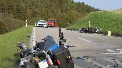 Bild: Alexander Laube
Frontal kollidierten die beiden Motorräder auf einer Staatsstraße bei Falkenstein. Im Vordergrund ist die Maschine zu sehen, dessen Fahrer aus dem Landkreis dem Amberg-Sulzbach stammt.