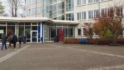 Bild: Bühner
Abstand halten und an gesonderten Eingängen eintreten, heißt es derzeit am Staatlichen 
Berufsschulzentrum in Weiden