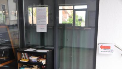 Bild: dob
Das Bücherregal beim Eingang des Café und Restaurant "friedrich" kann sich zu einer wahren Schatztruhe für Leseratten entwickeln. Bei Sachbüchern soll aber auf Aktualität Wert gelegt werden.