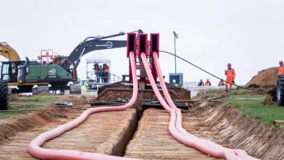 Bild: Christophe Gateau
Ein Stromkabel wird verlegt. Inzwischen steht auch fest, welche Unternehmen den Süd-Ost-Link durch die Oberpfalz ziehen sollen.