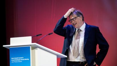 Bild: Bernd von Jutrczenka
Bill Gates setzt sich für die Entwicklung eines Impfstoffes gegen das Coronavirus ein und wird damit verstärkt zur Zielscheibe von Impfgegnern und Verschwörungstheoretikern.