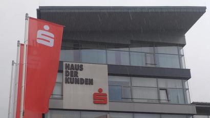 Bild: tk
Ein Bild mit Symbolcharakter: Bei der Sparkasse Amberg-Sulzbach ist derzeit nicht alles eitel Sonnenschein. Das liegt laut Unternehmensangaben in erster Linie an der dauerhaften Niedrigzinspolitik und ganz aktuell an den Auswirkungen der Corona-Pandemie.