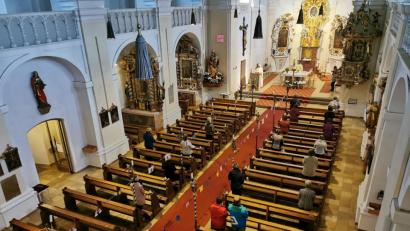 Bild: gz
Geordnet nehmen in jeder zweiten Bank jeweils links und rechts zwei Kirchenbesucher ihre Plätze ein.