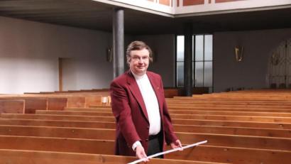 Bild: cog
Stadtpfarrer Dr. Roland Kurz misst aus, wo die Gläubigen im ersten Gottesdienst seit Corona sitzen können, ohne sich anzustecken.